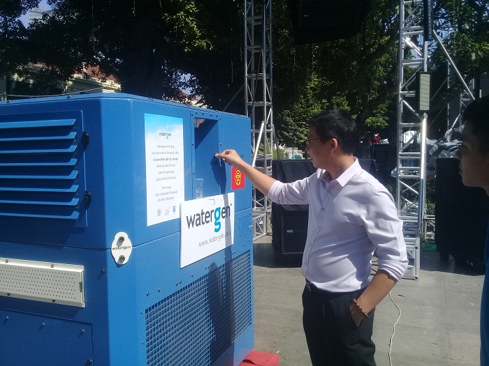 Hà Nội: Người dân thích thú với máy lọc nước uống không khí